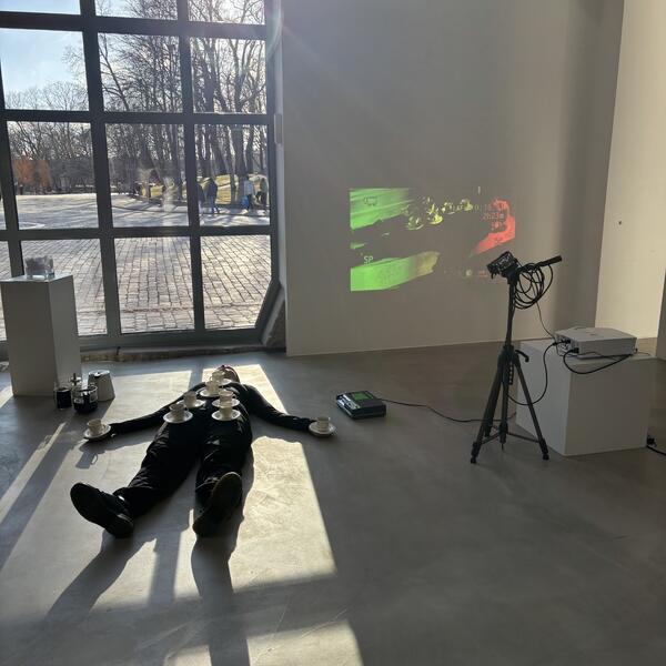 Kuva Minea Lehtisen teoksesta Variations of reaching connections – series of long durational participatory performances, 2026, performanssi.