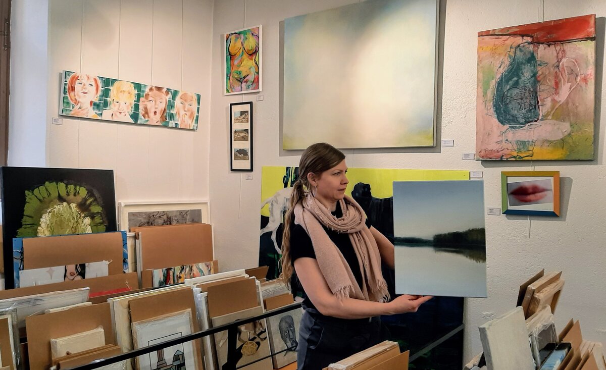 Anna Hellén esittelee  Hanna Lamnaouerin teosta Hämärän pehmeydessä II (2024).