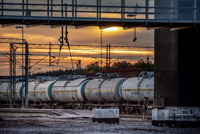 Turun ratapihan läpi kulkee Uuteenkaupunkiin Yaran tehtaalle edelleen venäläistä ammoniakkia. Kuva on syyskuulta 2022.