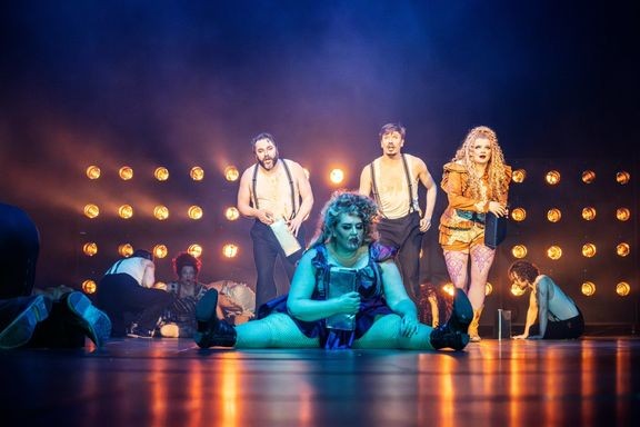 Mahagonnyn kaupungin nousu ja tuho on Turun kaupunginteatterin, Turun filharmonisen orkesterin ja Saaristo-oopperan yhteistuotanto. Kuvassa lavalla seisovat solistit Jussi Merikanto, Jasper Leppänen ja Sonja Pajunoja. 
