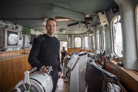 Sammon kapteeni Fredrik Björkman ja jäänmurtajan komentosilta, jossa käytössä alkuperäistä 1960-luvun laitteistoa. 