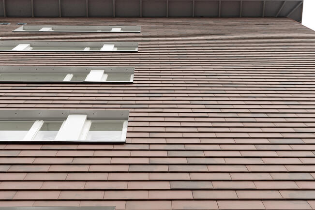 Taloyhtiö asuntoineen on naimisissa tontin kanssa, eikä voi muuttaa pois, muistuttaa kirjoittaja. 