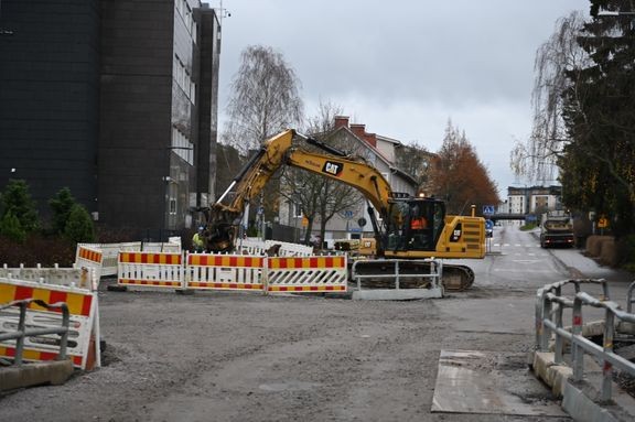 Uolevi Raaden kadun ja Käsityöläiskadun risteyksessä otetaan käyttöön väliaikaiset liikennevalot.  