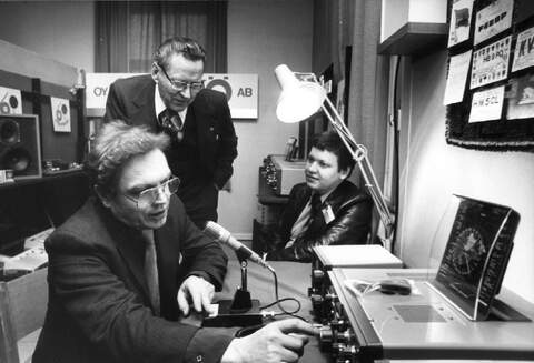 Turun Radioseuran perustajajäsen Tauno Jarvasto (kesk.) tutustui näyttelyssä toiminnassa olevaan radioasemaan marraskuussa 1978.  Käyttäjänä yhdistyksen nykyinen puheenjohtaja Rauno Blomvall ja oikealla sihteeri Stig Landen.