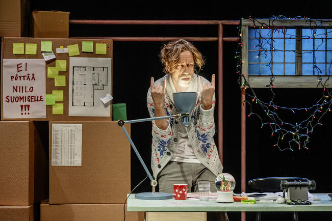 Miska Kaukonen paahtaa monologikomediassa vimmatusti roolista toiseen. 