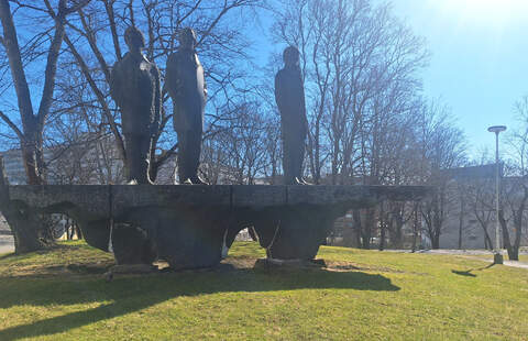 Kolme vekkulia on seurannut Yliopistonmäen vilinää jo lähes 60 vuoden ajan. 