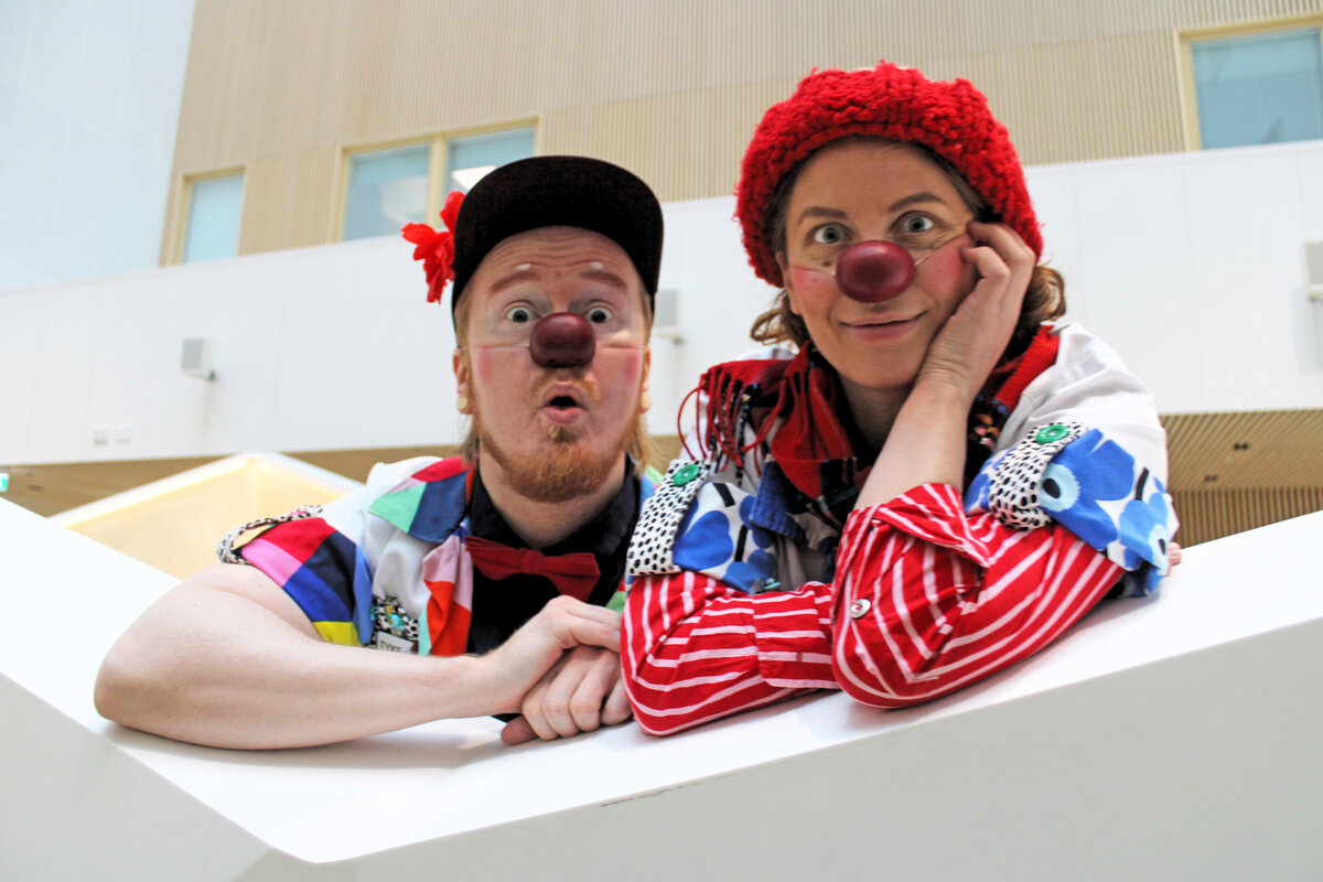Klovnitohtori Pelkkä Sitruuna (Tuulia Lindholm, oik.) ja klovnitohtori Ruben von Kingi (Markus Kaustell) pitävät työtään merkityksellisenä sairaalaympäristössä, jossa he ovat saaneet nähdä heti palautteen muun muassa ilahtumisena, rauhoittumisena tai liikuttumisena. 