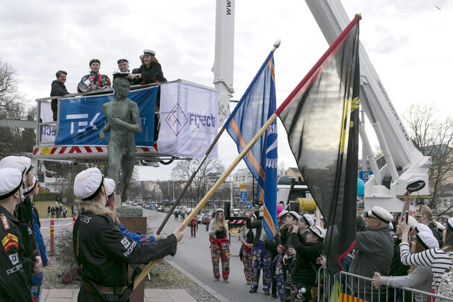Paavo Nurmen patsas lakitetaan aattona kello 19.19.30. Kuva on vuodelta 2018.