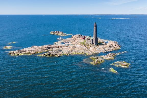 Bengtskärin majakkasaaren ulkovessojen jäte viedään maihin käsiteltäväksi saareen kuljetettavan loka-auton avulla. 