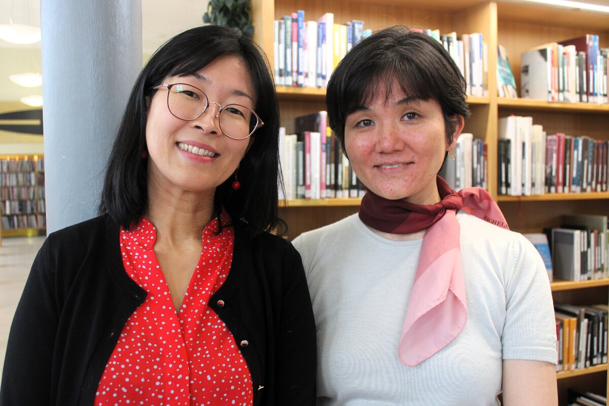 Kanako Kuramitsu (vas.) ja Naoko Hara kuuluvat vapaaehtoisiin, jotka järjestävät Turun pääkirjastolla Japani-päivää.