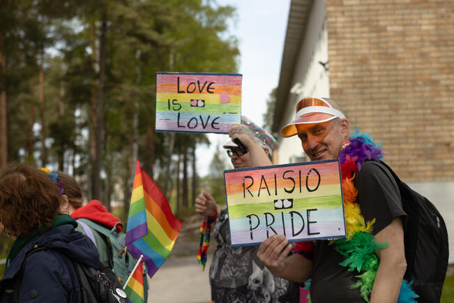 Raisio Pride -kulkue ja puistojuhla järjestetään 13. kesäkuuta. Kuva on viime vuodelta.