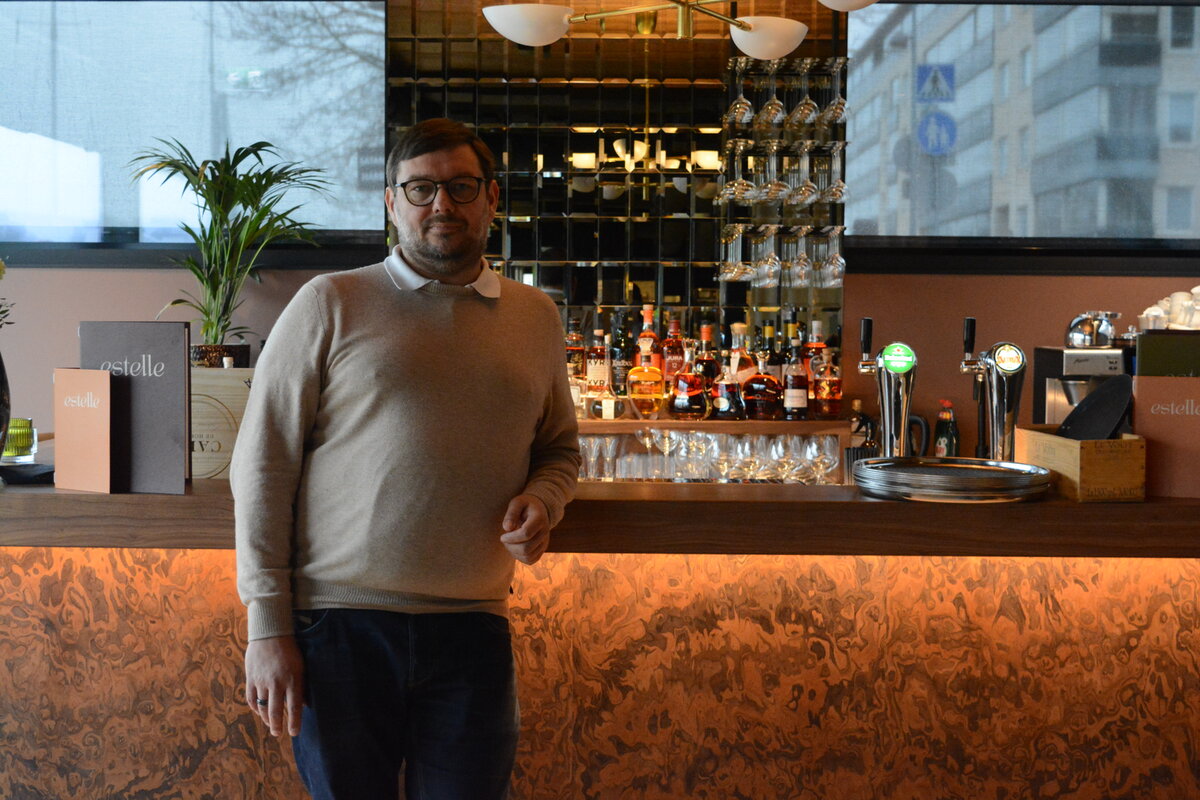 Ravintolatoimenjohtaja Mikko Saarikedon mielestä yksi uuden ravintola Estellen vetonauloista on uudistunut cocktail-baari avotuligrillin lisäksi. 