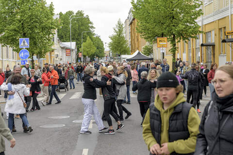 Tanssiseura Sekahaku tanssittaa Katumarkkinoiden yleisöä tänäkin vuonna. Kuva on vuodelta 2023
