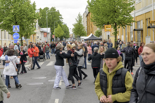 Tanssiseura Sekahaku tanssittaa Katumarkkinoiden yleisöä tänäkin vuonna. Kuva on vuodelta 2023