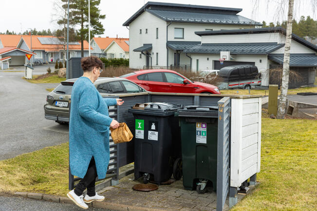 Tehotikka on vuosikymmenen lopulla saataville tuleva uusi palvelu. Se mahdollistaa 1–4 asunnon taajamakiinteistöissä kuuden jätelajin lajittelun kotipihan kahteen jäteastiaan.