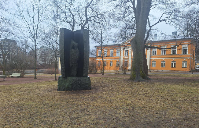 Adolf Ivar Arwidssonin muistomerkki paljastettiin vuonna 1970.