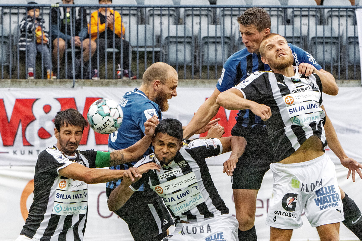 Derbyt ovat kovaa taistoa. Pallosta kamppailivat elokuussa 2020 Interin Timo Furuhom ja Rick Ketting sekä TPS:n Sami Rähmönen, Aldyir Hernandez ja Rasmus Holma.