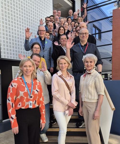Auditoijina toimivat Ari Hurme, Lindström, Katja Mäkelä, Tokmanni, Emma Sairanen, Turun Osuuskauppa, Teija Silver, Kaarea, Kosti Talala, 4Clean Services sekä Satu Lindén, Turun kauppakamari. Kuvassa eturivissä Annemari Suonsivu, Satu Lindén ja Liisa Porento. Kuvassa ovat myös auditoijat ja Spesian opetushenkilökuntaa. 