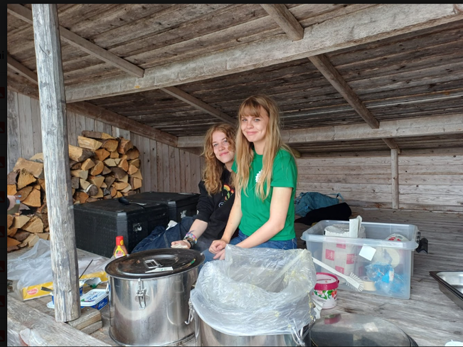 Pisara Härkönen (vas.) ja Opri Härkönen työn touhussa leirin keittiössä. 