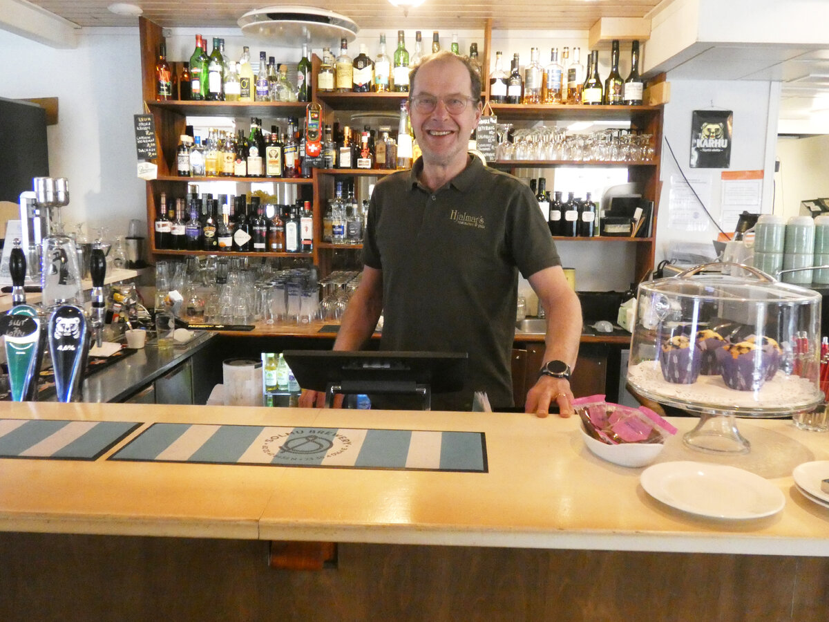 Hjalmar’s Pub & Restaurantin ruokalista elää kysynnän mukaan. Talvella kalaruokia on vähemmän, koska paikalliset asiakkaat suosivat silloin enemmän liha-annoksia, kertoo yrittäjä Tage Österlund.