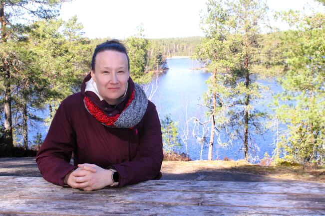 Niina Vihnusvuori nauttii usein aamukahvinsa Teijon luontokeskuksen viereisillä kallioilla, kauniiden Matilda-järveä ympäröivien järvi- ja metsämaisemien ympäröimänä.