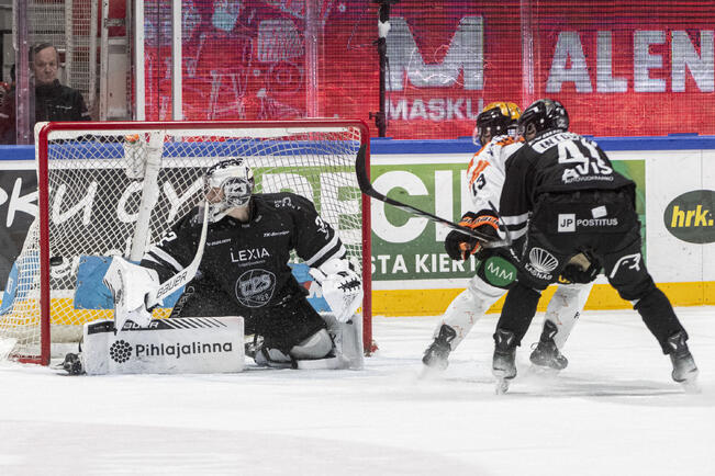 Otto Paajanen TPS:n maalin edustalla.