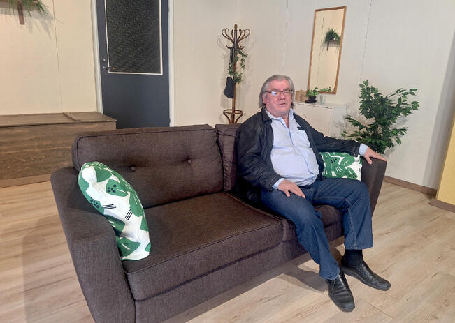 Heikki Kustila ei koskaan ole haaveillut teatteriammattilaisuudesta. Hän halusi pysytellä etäällä maailmasta, jossa kilpailu rooleista ja kateellisuus ovat monasti läsnä.