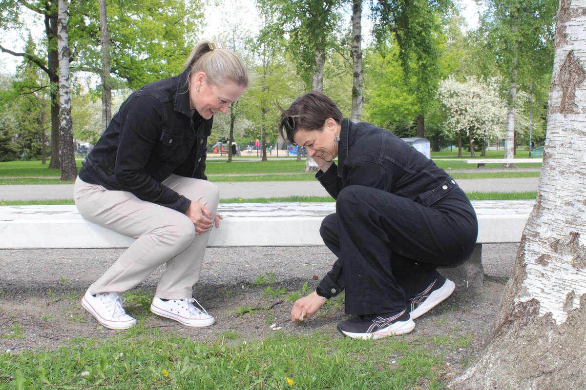 Turun ammattikorkeakoulun lehtorit Anu Vaihekoski ja Minna Salakari ihmettelivät, miksi Kupittaan alueella ei ole riittävästi nikotiininkäyttöön liittyviä kieltotauluja. 