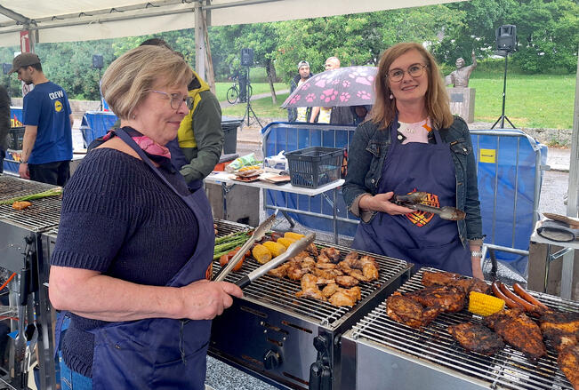 Päivi Tervahartiala ja Ritva Grönroos kertovat grillaamisen kuuluvan kiinteästi kesään.