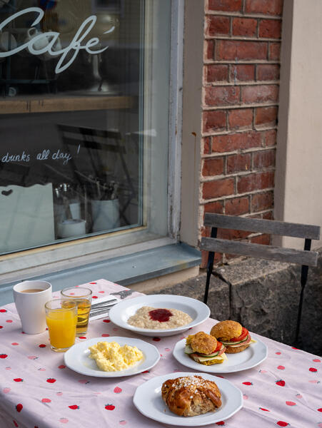 Fabbes Cafeen valtteihin kuuluvat itse leivotut leivät.