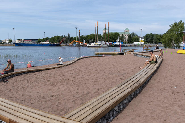 Kaarle Knuutinpojan uimarantaa ei suositella lapsille, koska ranta on äkkisyvä ja veneliikennettäkin on. 