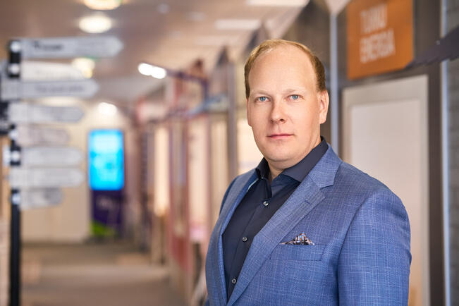 Janne Uoti kytkeytyy nimensä myötä sukuunsa, vaikka muuten haluaakin pitää etäisyyttä sukulaisiinsa.