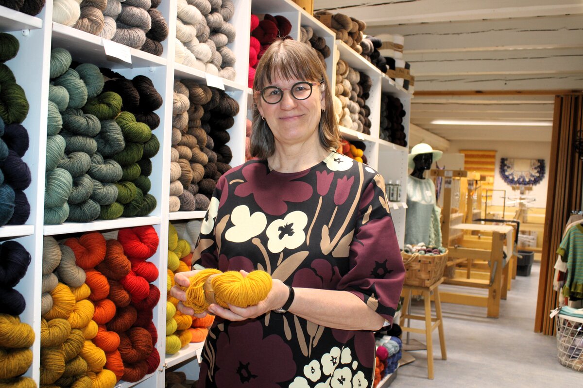 Erikoisneuvoja Elina Helminen kertoo, että Taito Shop Turun lankavalikoima on entistä laajempi.
