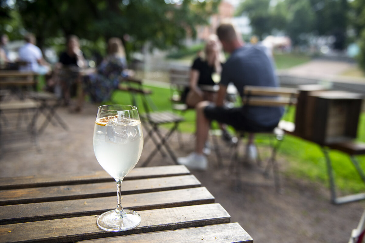 Eniten ”alkoholittomista alkoholeista” kasvavat tällä hetkellä alkoholittomien lonkeroiden ja mocktailien myynti.