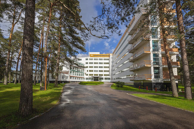 Mäntymetsän kätköissä oleva Paimion parantola on taideteos itsessään.