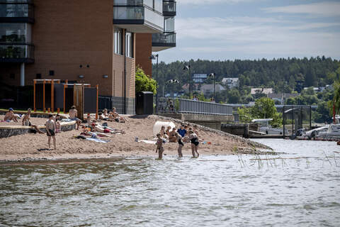 On suositeltavaa uida rannan suuntaisesti ja pysyä alueella, jonka tunnet.