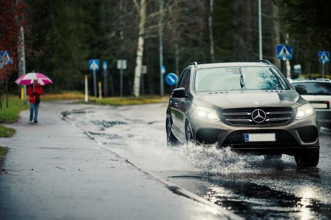 Syvät vesilammikot voivat vaurioittaa autoa. 