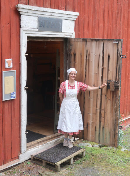 Marita Saurén opastaa Härkätiepäivänä sekä kotiseutumuseossa että Tarvasjoen kirkossa.