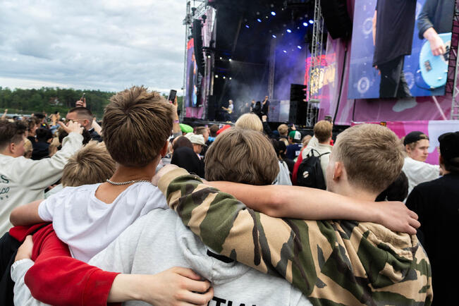 Yli puolet nuorista kertoo käyttäneensä festareihin tai konserttiin enemmän rahaa kuin olisi ollut taloudellisesti järkevää.