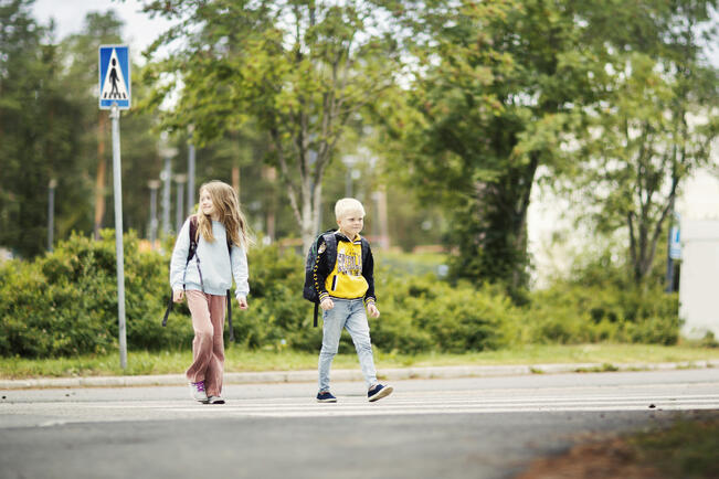 Pienen lapsen näkökulmasta ohi paahtavan, kiihdyttävän tai äkkijarruttavan kuljettajan käytös voi saada koulutiet tuntumaan turvattomilta. 
