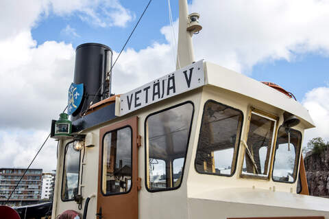 Vetäjä V:n omistaa Forum Marinum säätiö ja Turun kaupunki. Vetäjä on toiminut Turussa satamahinaajana. 