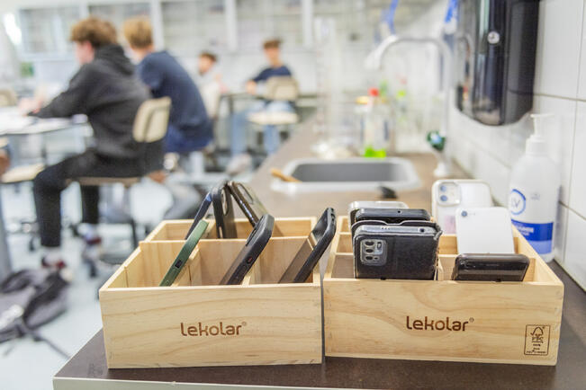 Opetushallitus on suositellut, että koulut rajoittaisivat järjestyssäännöissään oppilaiden puhelinten ja muiden mobiililaitteiden käyttöä oppituntien lisäksi myös opetuksettomana aikana.