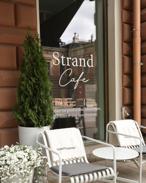 Strand palvelee aamuisin kahvilana. Päivän edetessä se muuttuu viini- ja cocktailbaariksi.