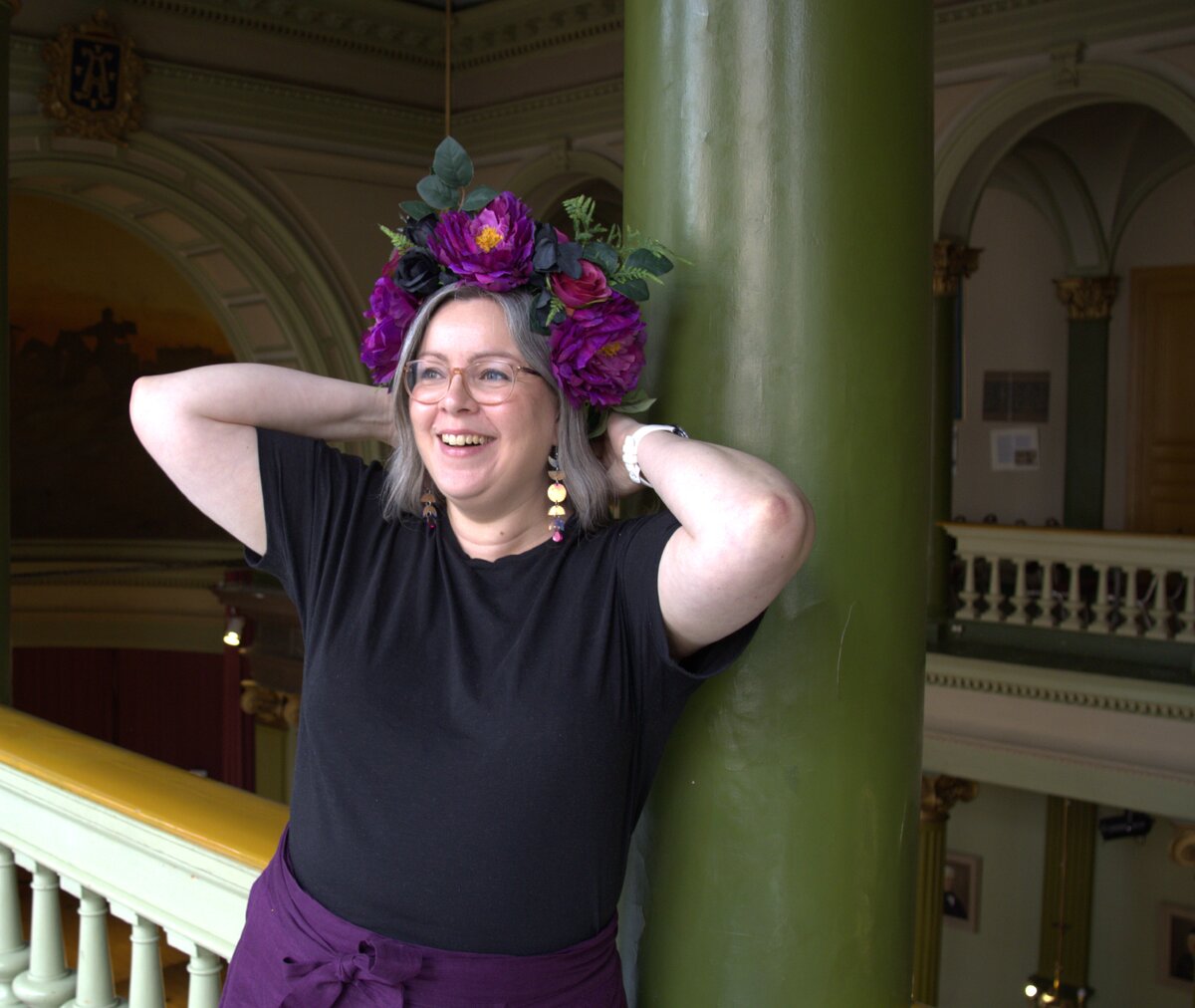 Johanna Ahonen kertoo, että tanssiaispukuun voi yhdistää upeita yksityiskohtia kuten näyttävän kukkaseppeleen. 