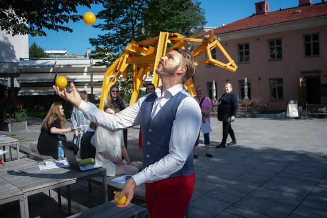 Sirkustaiteilija Kai Kuutamo.