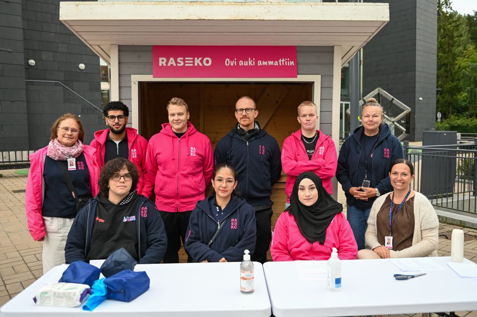 Kaupungintalon edessä sijaitseva myyntikoju muuttuu elo–lokakuussa Rasekon opiskelijoiden pop up -pisteeksi, jossa opiskelijat tarjoavat maksuttomia oppimisympäristössä.