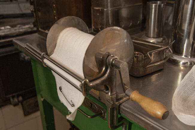 Turun Lasarettimuseo avoinna kello 12–16 museopäivänä. Museon esineistöön kuuluu vanha sideharsojen rullauslaite. 