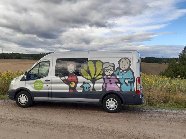 Liikkuvan resurssikeskuksen neuvonta-auto.