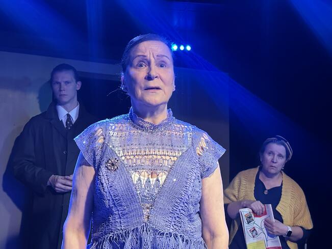 Kuuluisa filmitähti Marina Gregg (Hannele Vesala), tarkkasilmäinen ylikomisario Dermot Craddock (Karri Mattila) sekä neiti Marple (Kristiina Koljonen).
