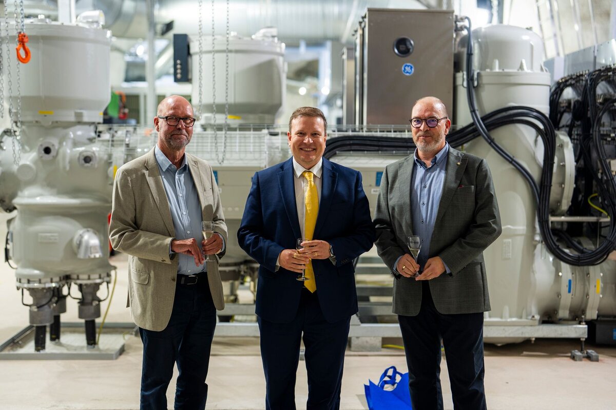 Avajaisissa puhuivat Naantalin Energian hallituksen puheenjohtaja Jan Lindström (vas.) Suomen ulkomaankauppa- ja kehitysministeri Ville Tavio sekä Naantalin Energian toimitusjohtaja Pasi Haarala.